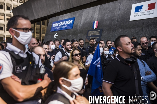 Rassemblement des policiers pour contester une fresque contre les violences policieres.