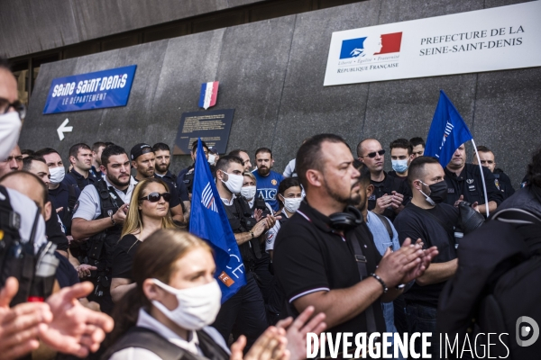 Rassemblement des policiers pour contester une fresque contre les violences policieres.