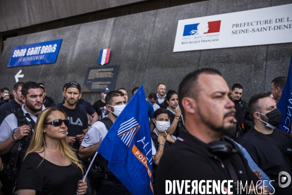 Rassemblement des policiers pour contester une fresque contre les violences policieres.