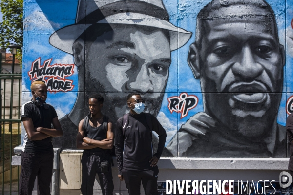 Rassemblement des policiers pour contester une fresque contre les violences policieres.