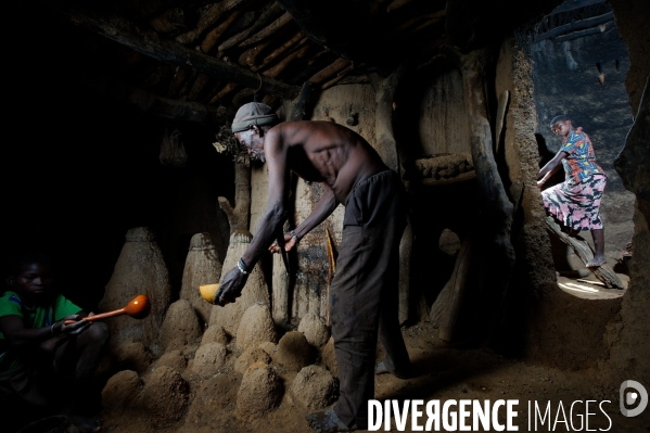 Les charlatans TAMBERMA du Pays KOUTAMMAKOU au Togo