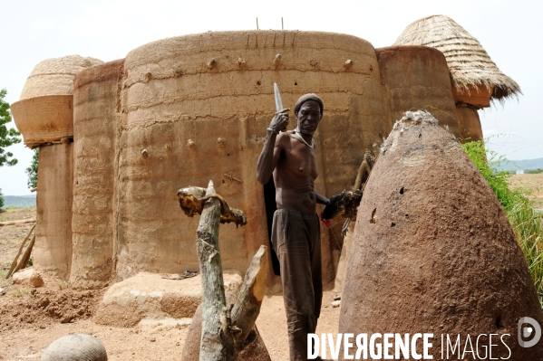 Les charlatans TAMBERMA du Pays KOUTAMMAKOU au Togo