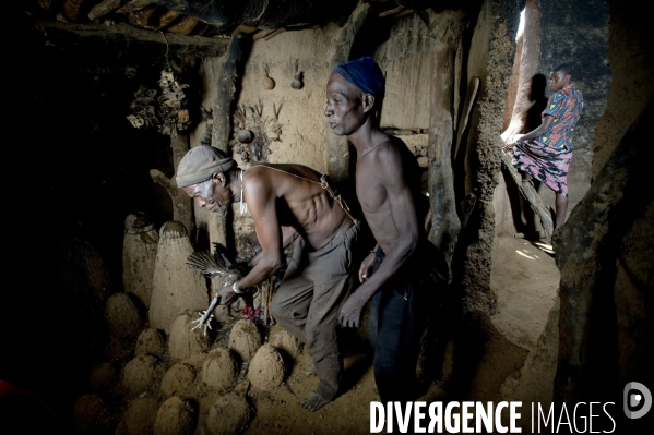 Les charlatans TAMBERMA du Pays KOUTAMMAKOU au Togo