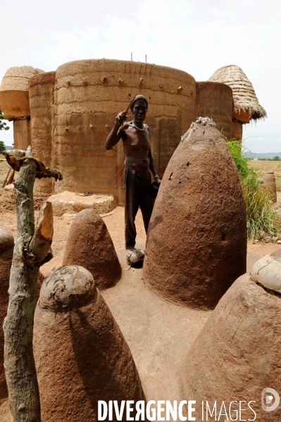Les charlatans TAMBERMA du Pays KOUTAMMAKOU au Togo