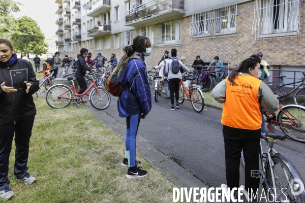 Atelier d auto-réparation de vélo à Montreuil.