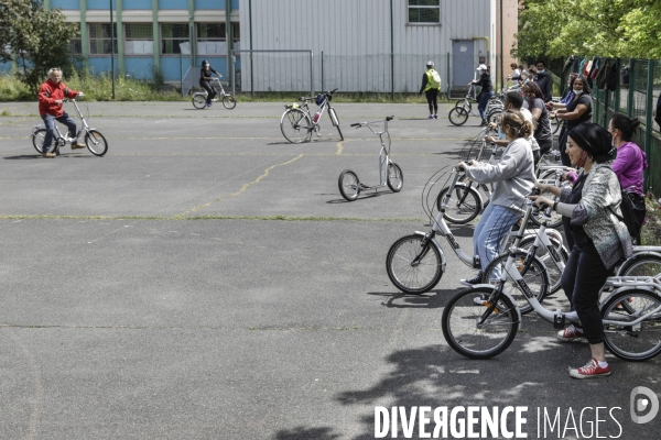 Atelier d auto-réparation de vélo à Montreuil.