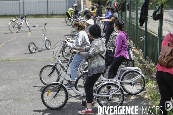 Atelier d auto-réparation de vélo à Montreuil.