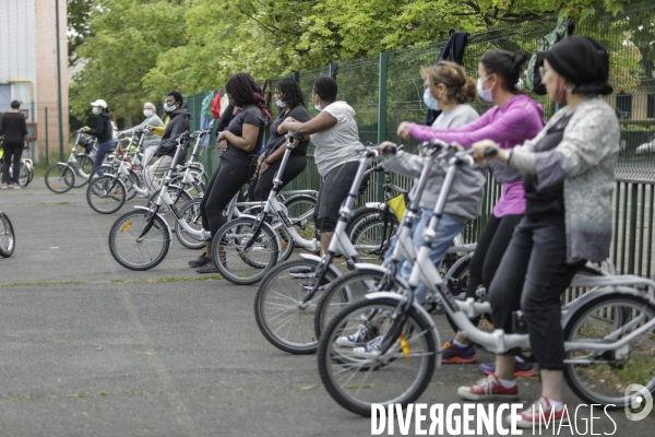 Atelier d auto-réparation de vélo à Montreuil.