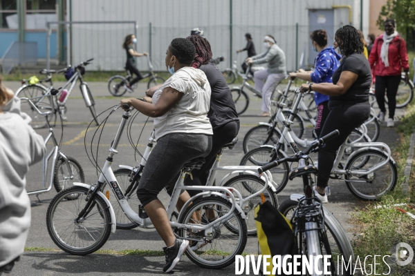 Atelier d auto-réparation de vélo à Montreuil.