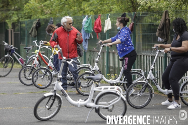 Atelier d auto-réparation de vélo à Montreuil.