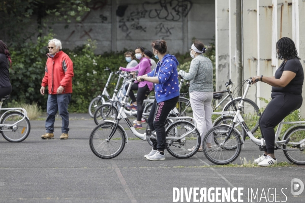 Atelier d auto-réparation de vélo à Montreuil.