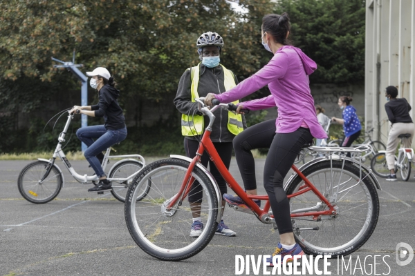 Atelier d auto-réparation de vélo à Montreuil.