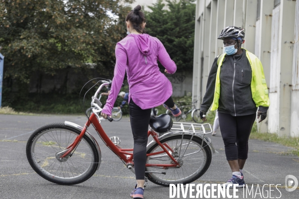 Atelier d auto-réparation de vélo à Montreuil.