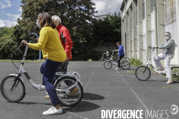 Atelier d auto-réparation de vélo à Montreuil.