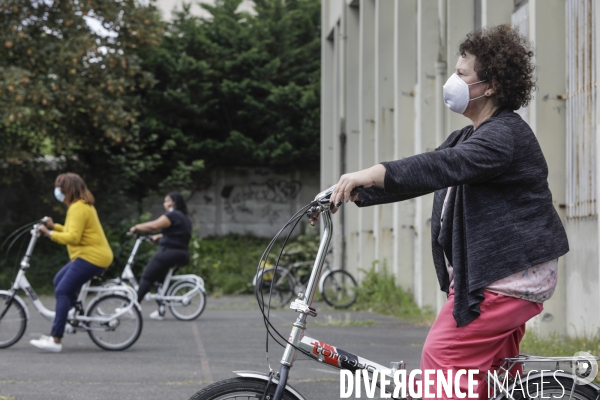 Atelier d auto-réparation de vélo à Montreuil.