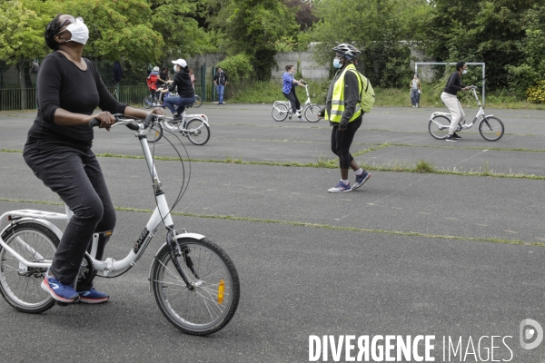 Atelier d auto-réparation de vélo à Montreuil.