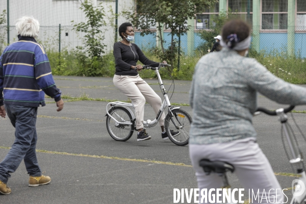 Atelier d auto-réparation de vélo à Montreuil.