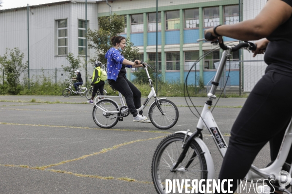 Atelier d auto-réparation de vélo à Montreuil.