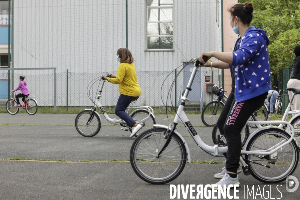 Atelier d auto-réparation de vélo à Montreuil.