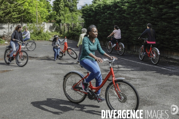 Atelier d auto-réparation de vélo à Montreuil.