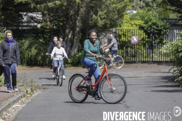 Atelier d auto-réparation de vélo à Montreuil.