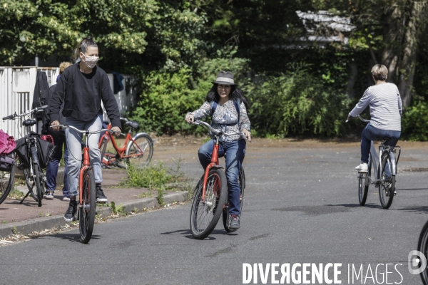 Atelier d auto-réparation de vélo à Montreuil.