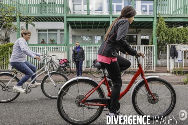 Atelier d auto-réparation de vélo à Montreuil.