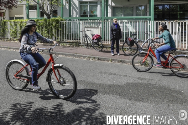 Atelier d auto-réparation de vélo à Montreuil.