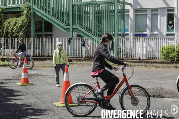 Atelier d auto-réparation de vélo à Montreuil.