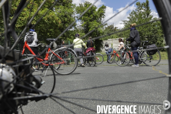 Atelier d auto-réparation de vélo à Montreuil.