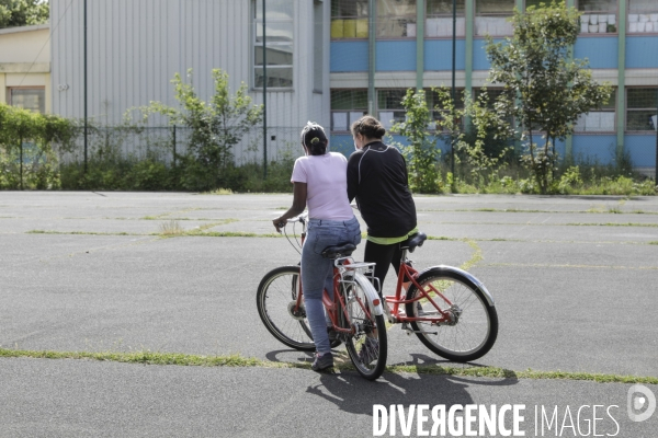 Atelier d auto-réparation de vélo à Montreuil.