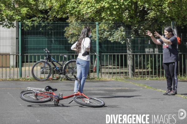 Atelier d auto-réparation de vélo à Montreuil.