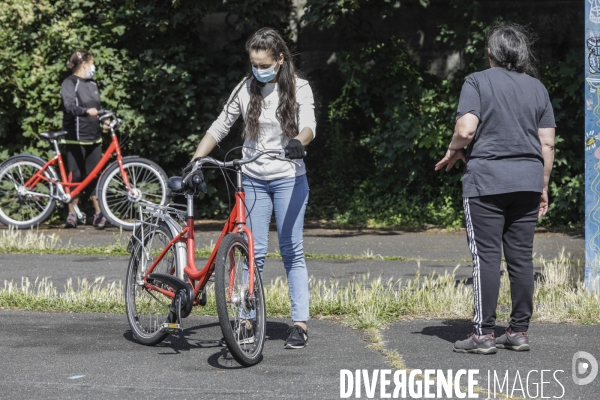 Atelier d auto-réparation de vélo à Montreuil.