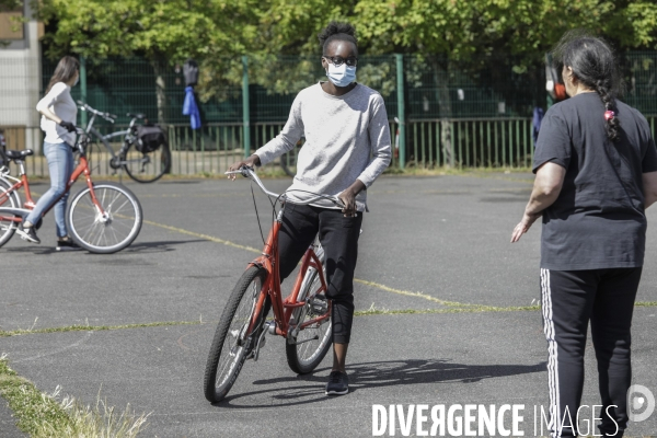 Atelier d auto-réparation de vélo à Montreuil.