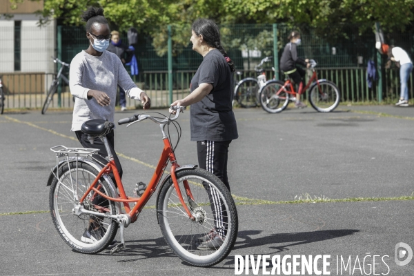 Atelier d auto-réparation de vélo à Montreuil.