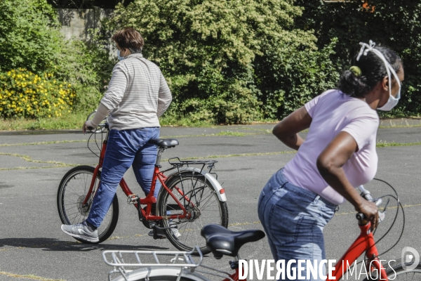 Atelier d auto-réparation de vélo à Montreuil.