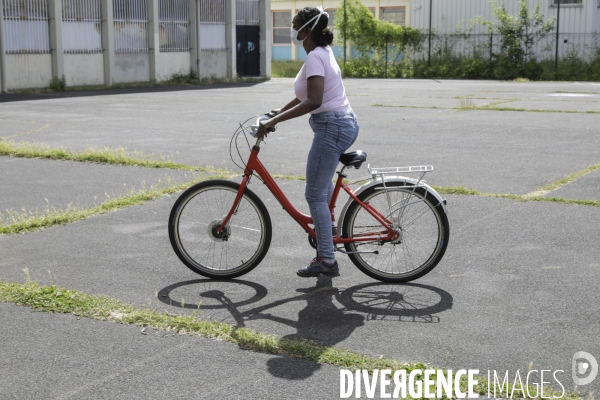 Atelier d auto-réparation de vélo à Montreuil.