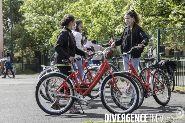 Atelier d auto-réparation de vélo à Montreuil.