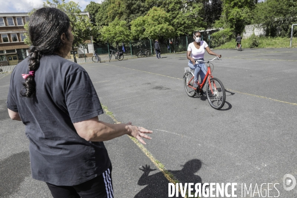 Atelier d auto-réparation de vélo à Montreuil.