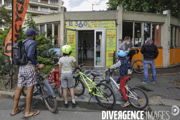 Atelier d auto-réparation de vélo à Montreuil.