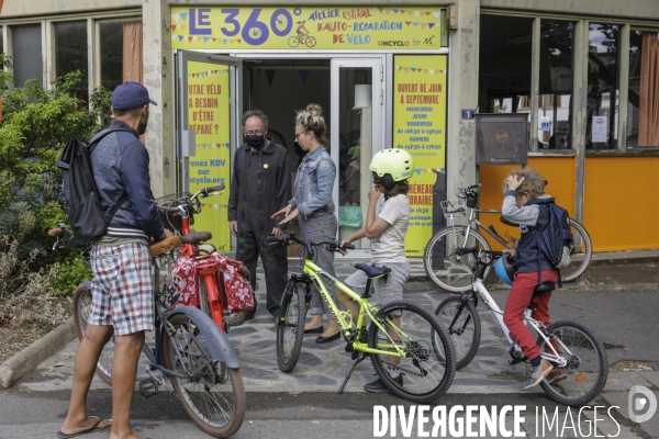 Atelier d auto-réparation de vélo à Montreuil.