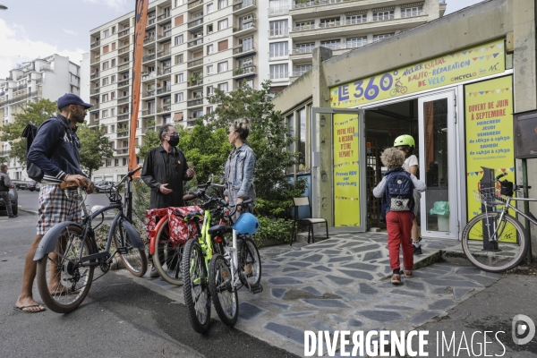 Atelier d auto-réparation de vélo à Montreuil.