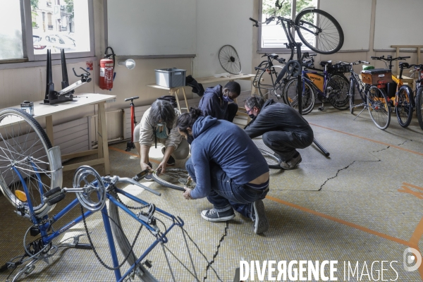 Atelier d auto-réparation de vélo à Montreuil.