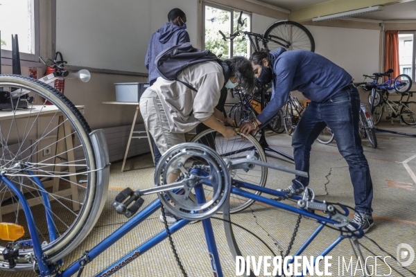 Atelier d auto-réparation de vélo à Montreuil.