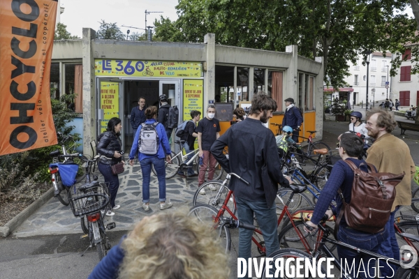 Atelier d auto-réparation de vélo à Montreuil.