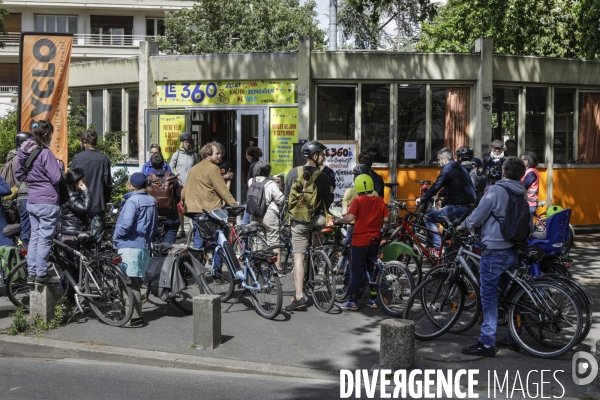 Atelier d auto-réparation de vélo à Montreuil.