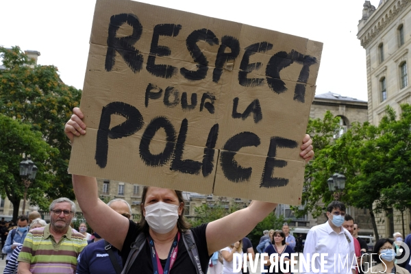 Manifestation Pro-Police en Réaction aux Manifestations Contre le Racisme. Pro French Police Demonstration in reaction to anti-racism protests.