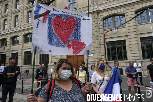 Manifestation Pro-Police en Réaction aux Manifestations Contre le Racisme. Pro French Police Demonstration in reaction to anti-racism protests.