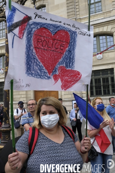 Manifestation Pro-Police en Réaction aux Manifestations Contre le Racisme. Pro French Police Demonstration in reaction to anti-racism protests.