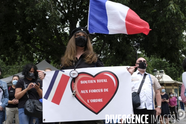 Manifestation Pro-Police en Réaction aux Manifestations Contre le Racisme. Pro French Police Demonstration in reaction to anti-racism protests.